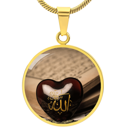 Round Islamic necklace with heart-shaped Allah design and Quran background, available in gold and silver – spiritual Muslim jewelry