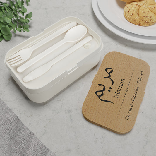 Personalized Islamic lunchbox with Arabic name and meaning – “Devoted, Graceful, Beloved” – wooden background for Muslim girls