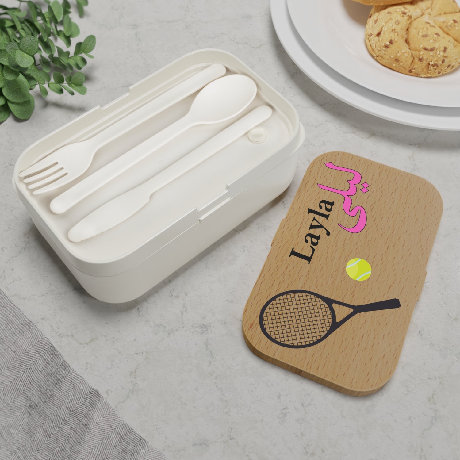Tennis-themed lunchbox with Arabic and English name, pink Arabic letters and tennis illustration – for Muslim girls