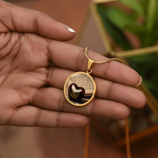Round Islamic necklace with heart-shaped Allah design and Quran background, available in gold and silver – spiritual Muslim jewelry